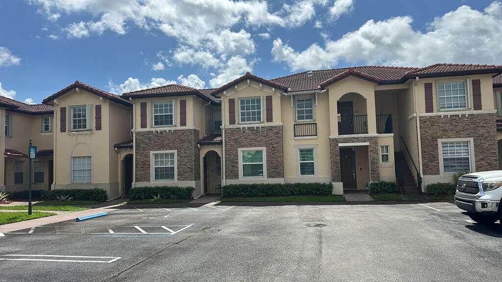 VILLAS AT CARMEL CONDO NO 1 - Residential Lease