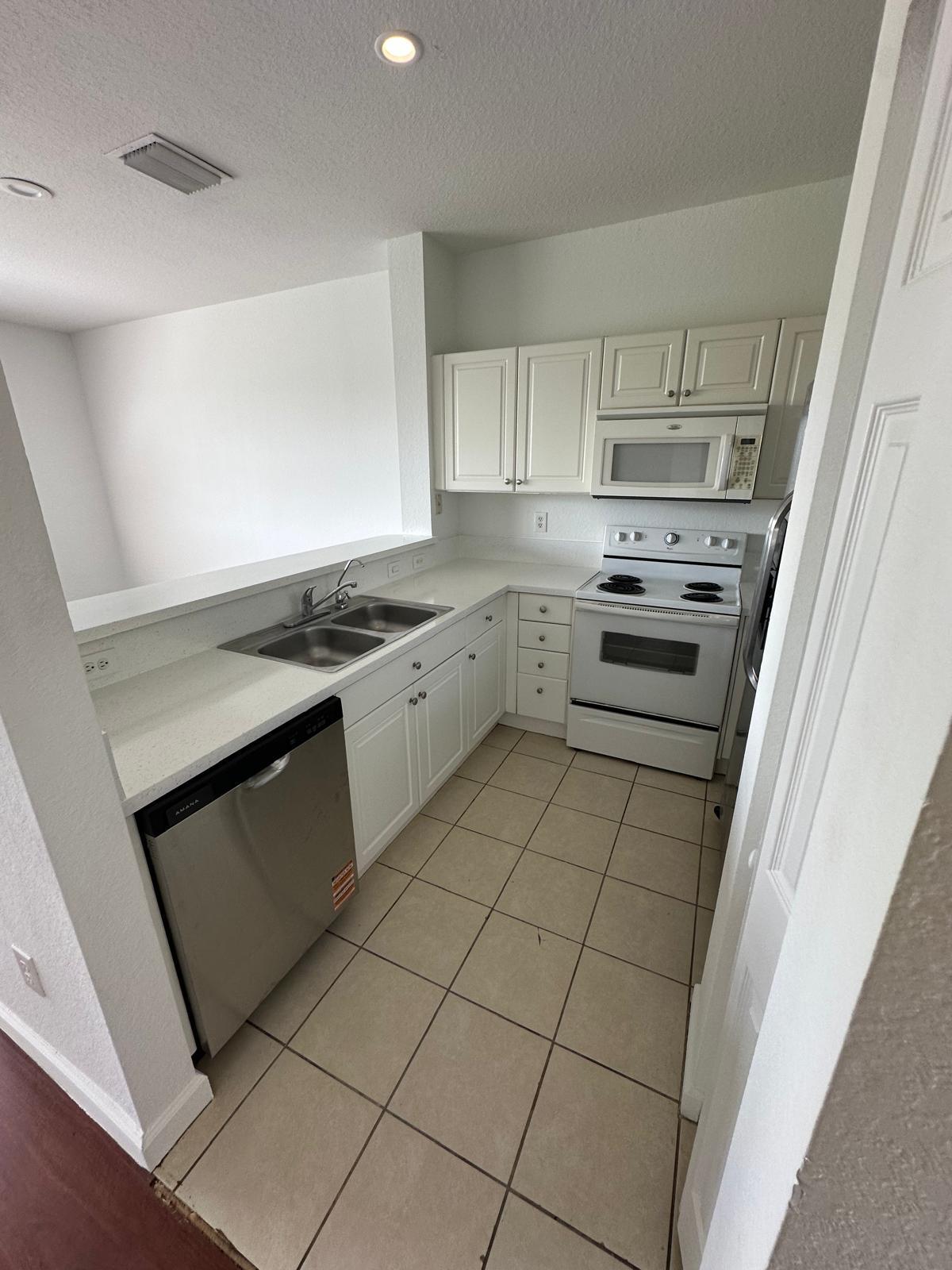 VILLAS AT CARMEL CONDO NO 1 - Residential Lease