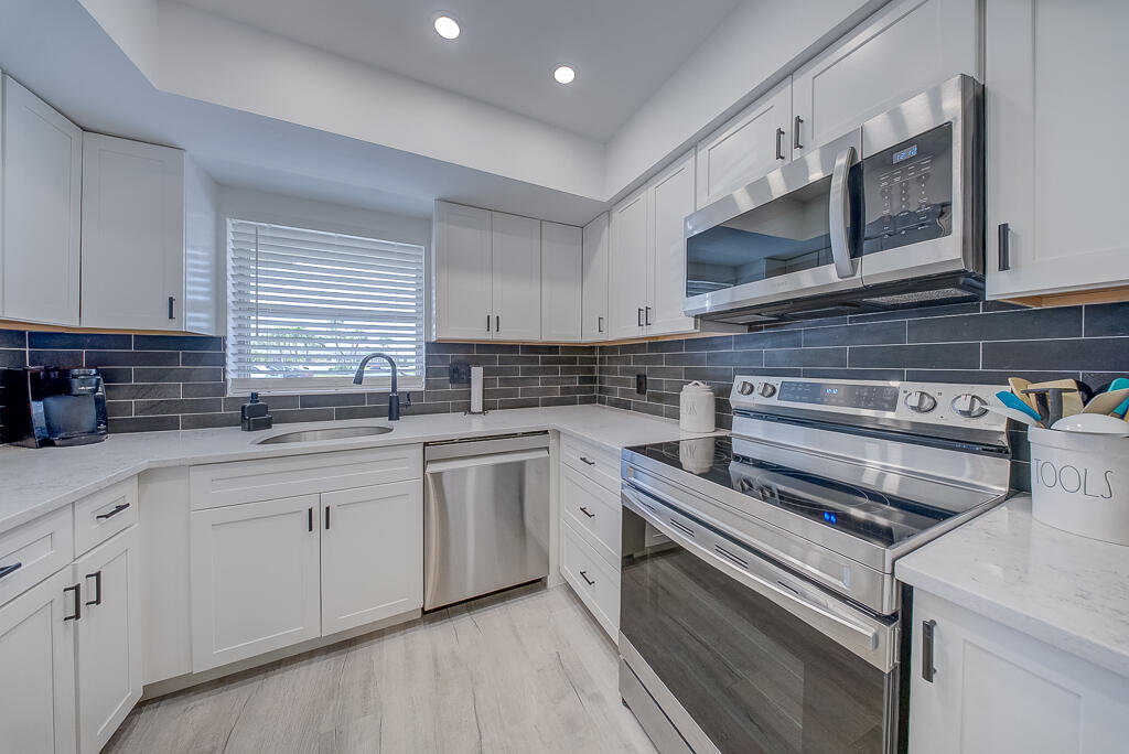 CRESTHAVEN VILLAS CONDO 32 - Residential