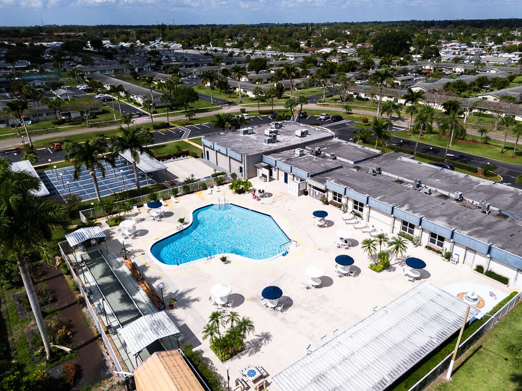 CRESTHAVEN VILLAS CONDO 32 - Residential