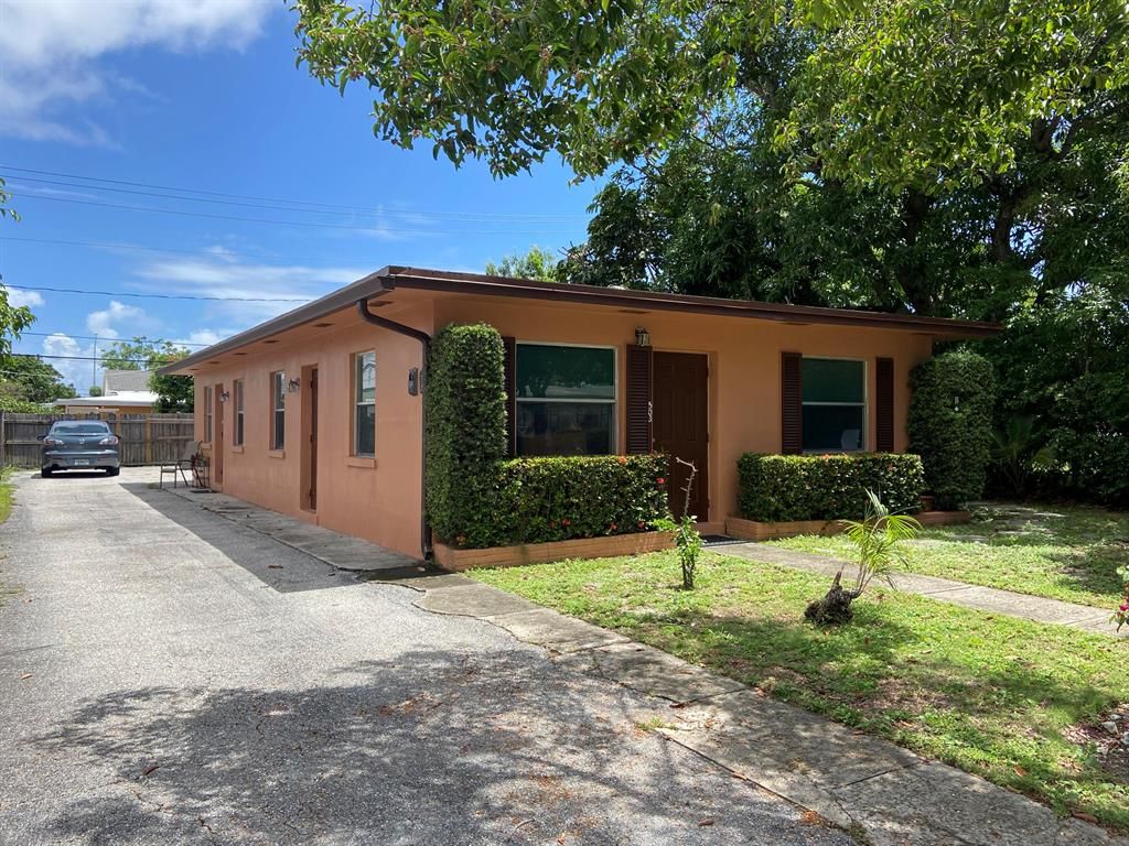 Photo of 503 Nottingham Boulevard, West Palm Beach, FL 33405 (MLS # R10734632)