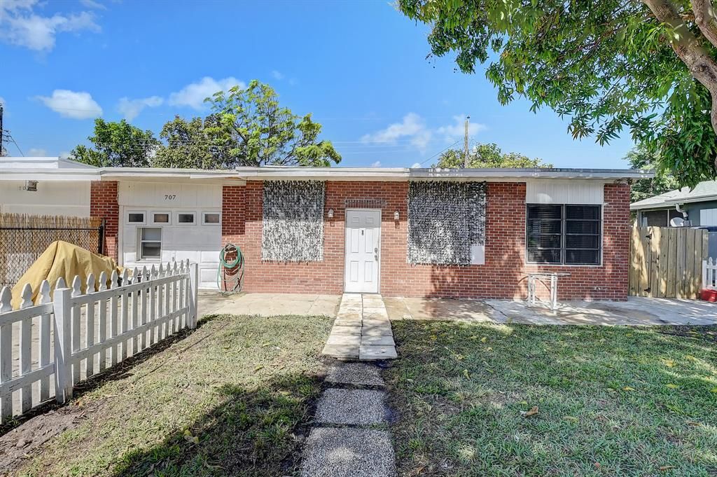 Photo of 707 SW 9th Court, Delray Beach, FL 33444 (MLS # B26014205)