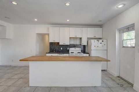 707 SW 9th Court Delray Beach FL 33444