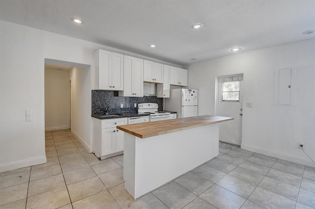 Photo of 707 SW 9th Court, Delray Beach, FL 33444 (MLS # B26014205)