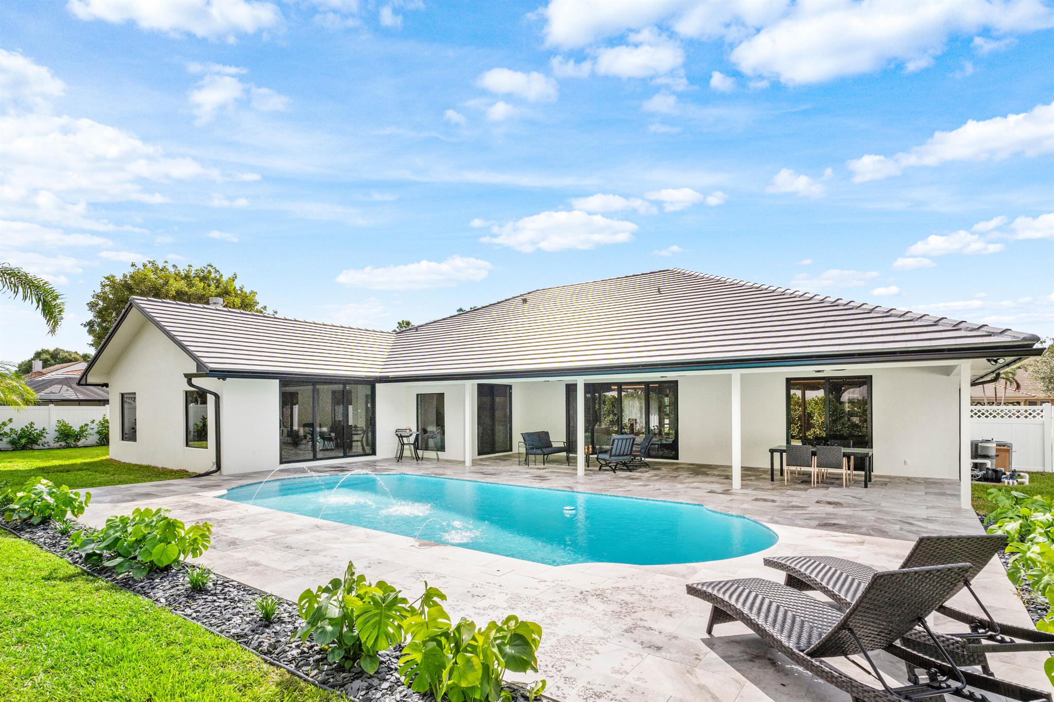 Pine Tree Country club Es - Residential