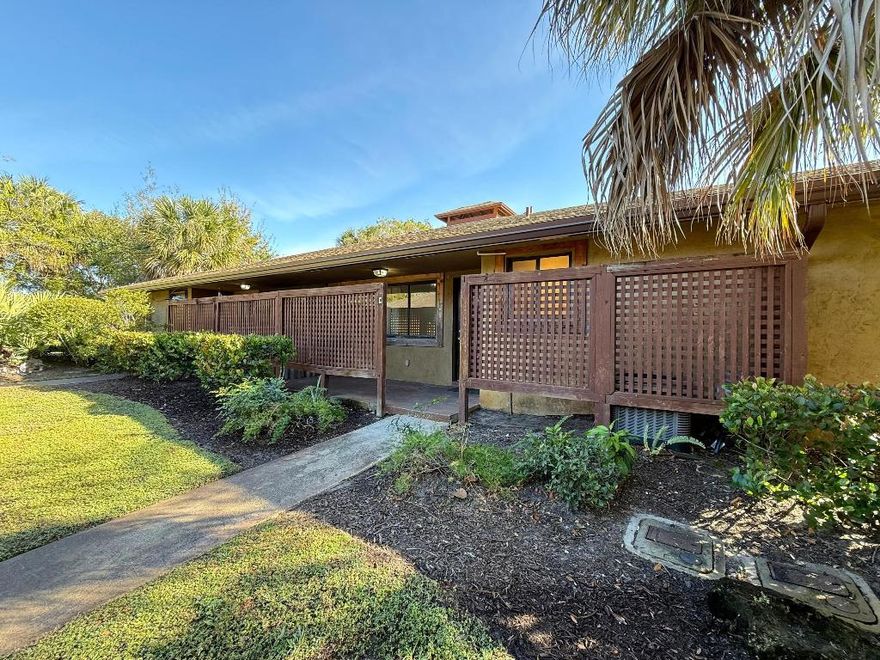 Spacious 2 Bedroom, 2 Bathroom Villa - West Palm Beach - $1,950/Month Enjoy comfort and convenience in this beautifully updated first-floor villa with no unit above you. Located near Southern Blvd and I-95, this home offers easy highway access and is just 10 minutes from Downtown West Palm Beach. ✨ Features include: Renovated kitchen and bathrooms New flooring throughout Private entry with lush tropical landscaping No HOA - quick and simple application process Tenant pays all utilities Washer/dryer hook ups No pets permitted This villa offers the perfect mix of privacy, modern upgrades, and a prime location close to shopping, dining, and entertainment. 📍 Rent: $1,975/month