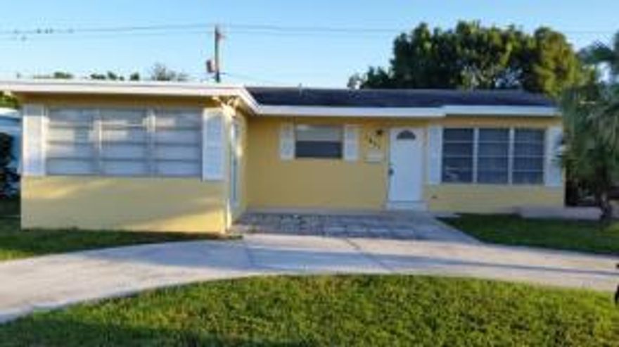 Beautiful Large 4 Bedroom, 2 Bath, and den with New Kitchen, New Stainless Steel Appliances, Tile floors throughout, Good central Air and refreshed Bathrooms.Ready to move in!!!