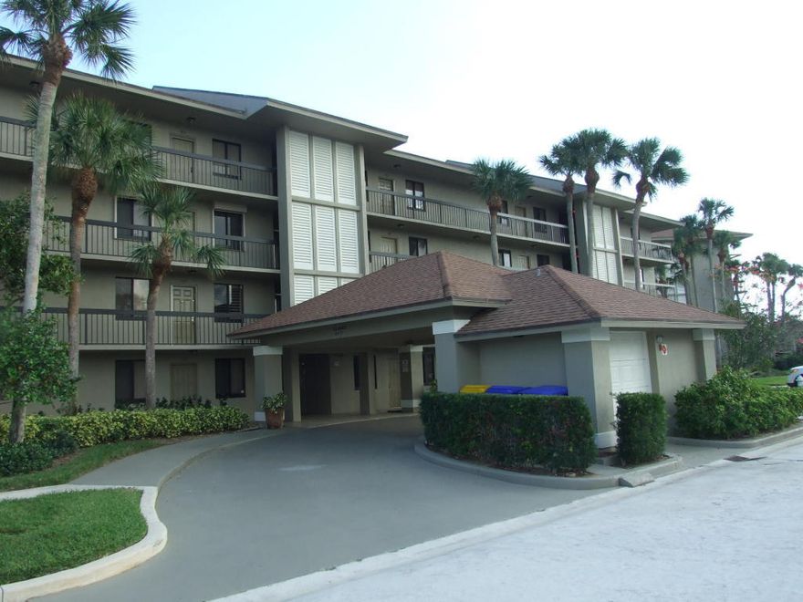 AVAILABLE NOW....ACROSS FROM BEACH...CALL NOW!!!
Direct Ocean Views of Jupiter Beach from the balcony of this furnished and well appointed 2/2 condo. Steps to the pool and beach. This unit is available seasonally or annually...furnished or unfurnished. If you like strolling, running on the beach or just soaking up the sunshine...this is the perfect location. Plenty of parking in this gated community.