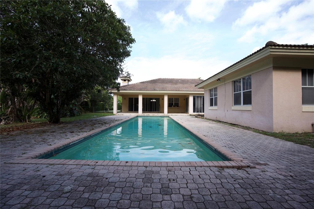 Photo of 140 Royal Palm Ct, Plantation, FL 33317 (MLS # F10540215)