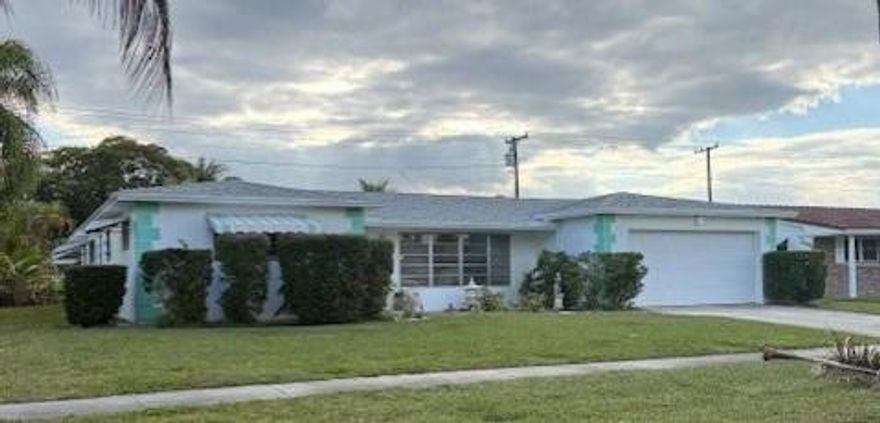 Centrally located in Hollywood Hills...15 minutes to the airport and beach, close to Miami, Ft. Lauderdale and within minutes of downtown Hollywood, and major highways. nice open floor plan with.