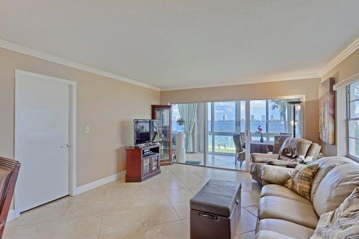 501 Lake Shore Drive 206