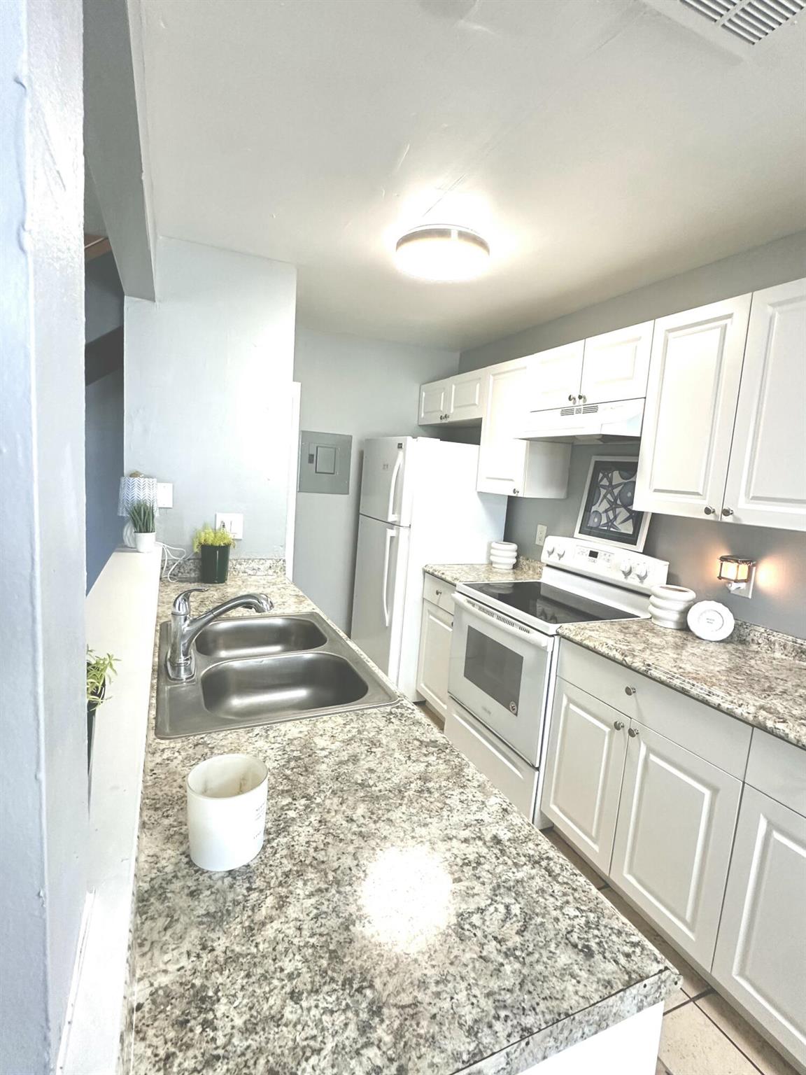Charming 2 Bedroom 1 Bath Townhome with garage parking, and storage closet!! Community pool, right off 95, quick approval! Call now to schedule, flexible tour hours!