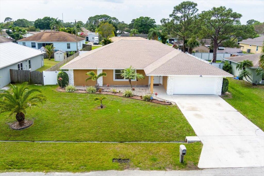Photo of 526 SE Euclid Lane, Port Saint Lucie, FL 34983 (MLS # R10970175)
