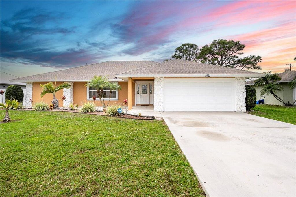Photo of 526 SE Euclid Lane, Port Saint Lucie, FL 34983 (MLS # R10970175)