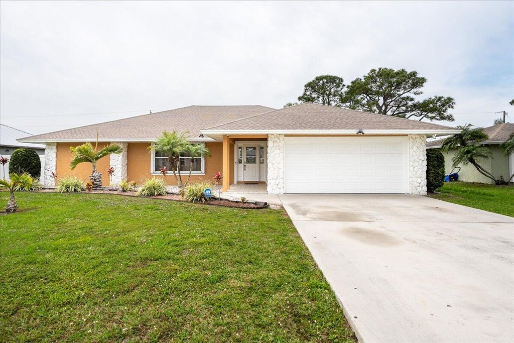 Photo of 526 SE Euclid Lane, Port Saint Lucie, FL 34983 (MLS # R10970175)