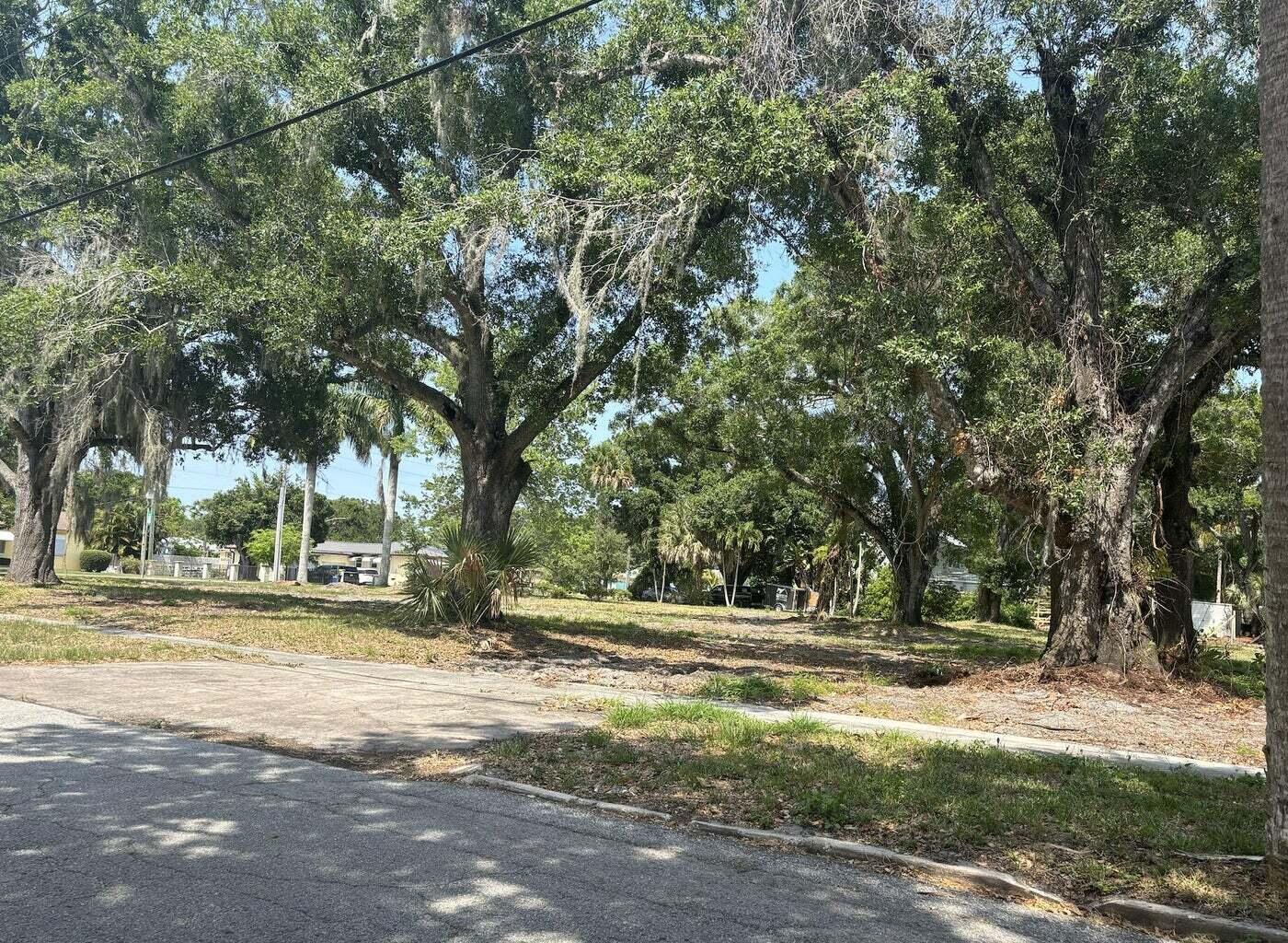 Beautiful oversized .38 acre lot in Pinewood subdivision of Central Fort Pierce. Close to downtown Fort Pierce, beaches, restaurants andshopping. Lot contains many large oaks and cleared homesite. Impact fee credits available, build your dream home in on of the most desirable subdivisions of growing Fort Pierce!