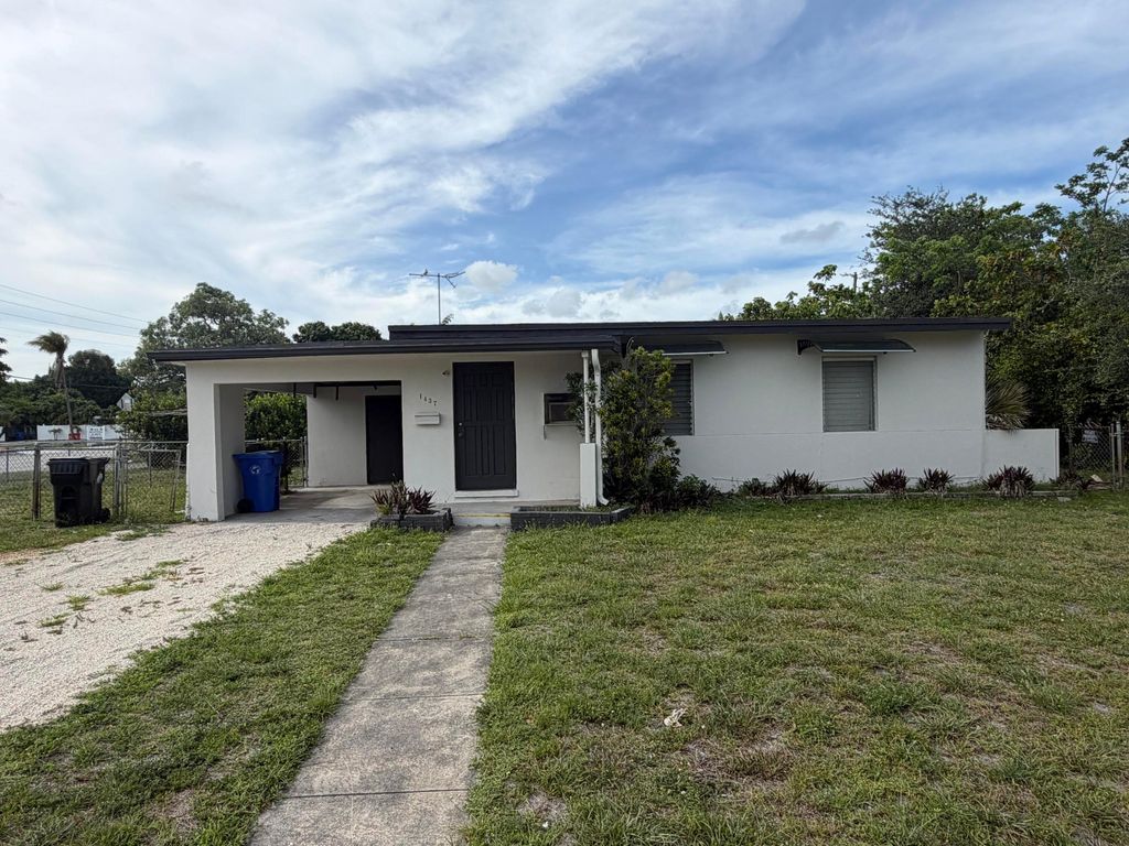 Photo of 1437 NW 10th Place, Fort Lauderdale, FL 33311 (MLS # B26038079)