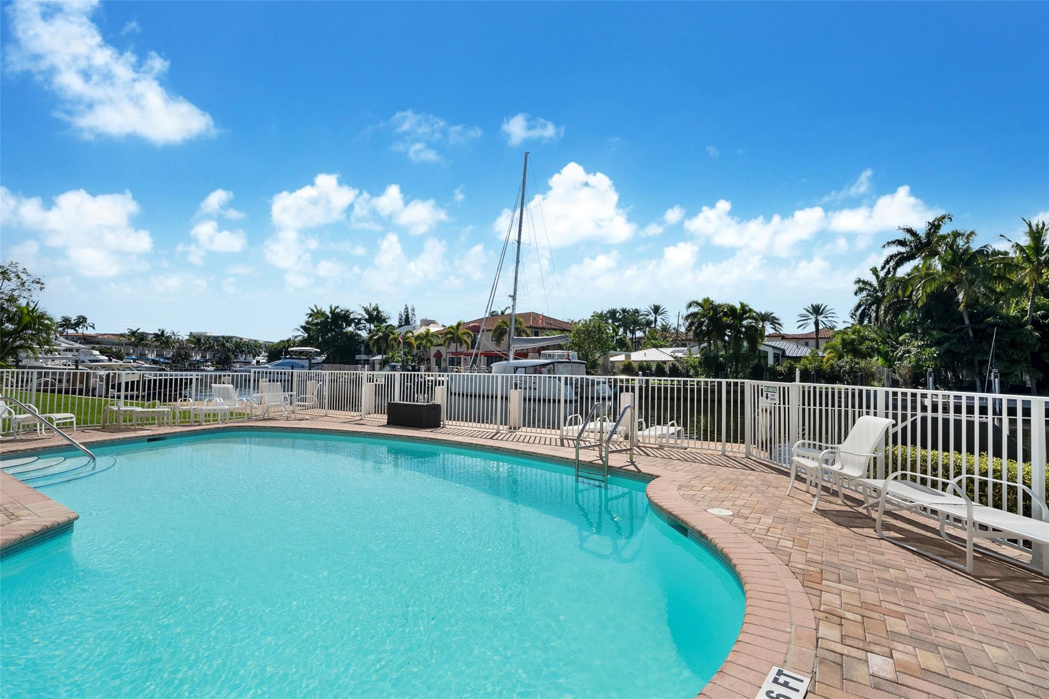 1332 Bayview Dr 203