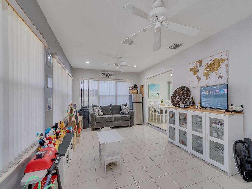 HOLLY ACRES SUB - Residential