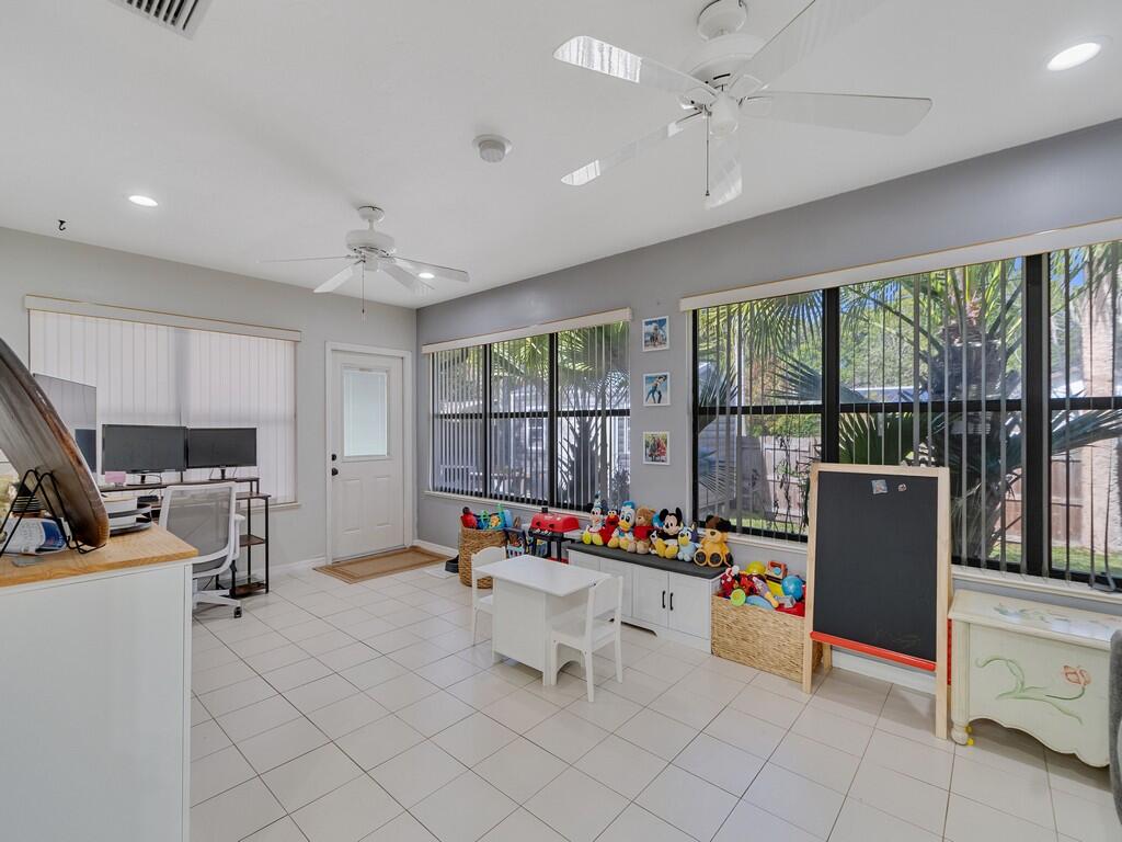 HOLLY ACRES SUB - Residential