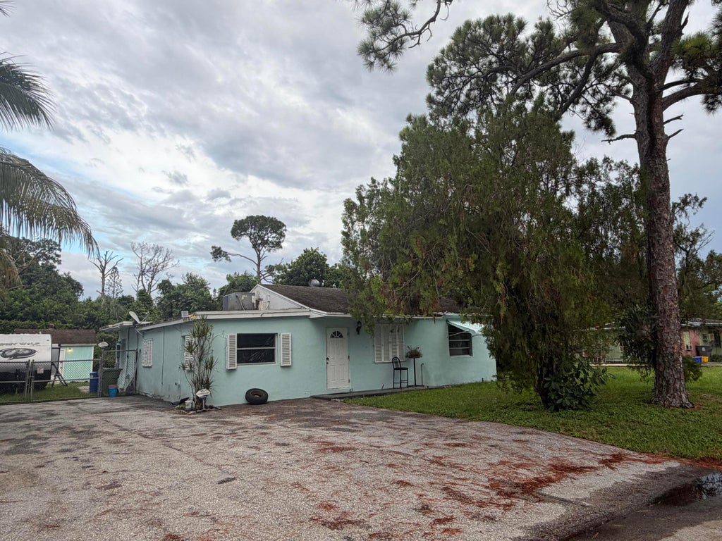 Photo of 3082 Reo Lane, Palm Springs, FL 33461 (MLS # B26073206)