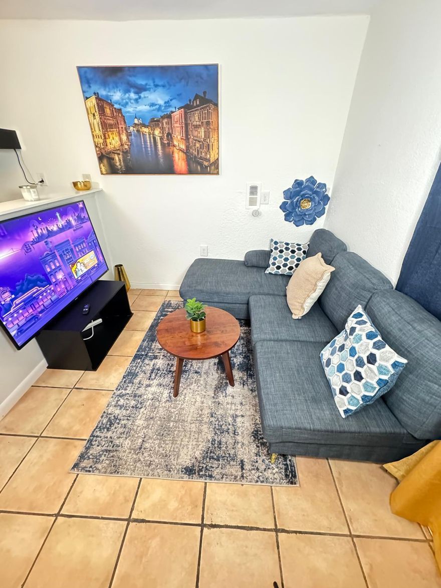 Beautiful 1BR/1BA in desirable Haverhill area! Bright and spacious layout, great location close to everything West Palm Beach has to offer. Move-in ready!