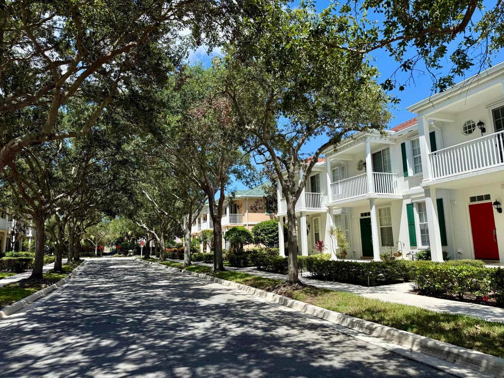 Photo of 117 Waterford Drive, Jupiter, FL 33458 (MLS # B26039054)
