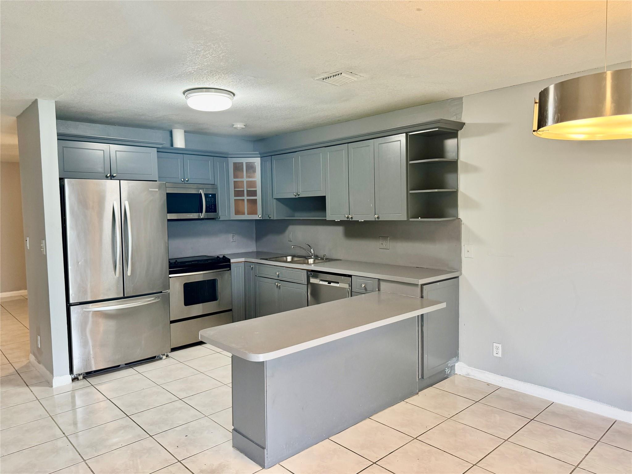 DUPLEX - No HOA; fast approval for a quick move in. Newly painted, newer stainless steel appliances, very spacious. Neutral tile throughout entire home. Eat in kitchen as well as formal dining space. Family room AND Living Room (or could be a 4th bedroom). Inside laundry room. Screened lanai with fenced yard.
Excellent location, close to Sawgrass, University Dr., schools, restaurants and shopping. Annual Lease only.