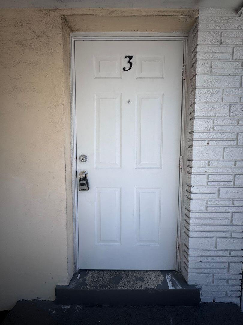 Welcome to this lovely 1 bedroom, 1 bathroom apartment located in Lake Worth, Florida. This cozy and inviting apartment is perfect for those who want to experience the relaxed coastal lifestyle of one of South Florida's most charming cities. The kitchen is fully equipped with a refrigerator and stove.