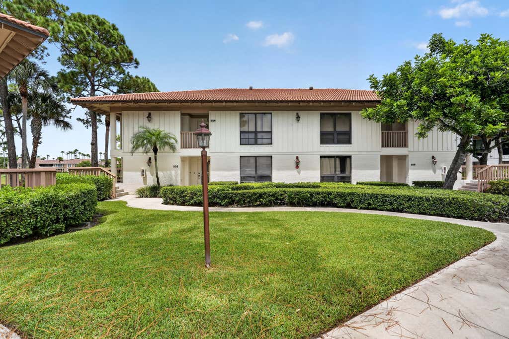 Photo of 302 BRACKENWOOD CIR, Palm Beach Gardens, FL 33418 (MLS # B26061904)