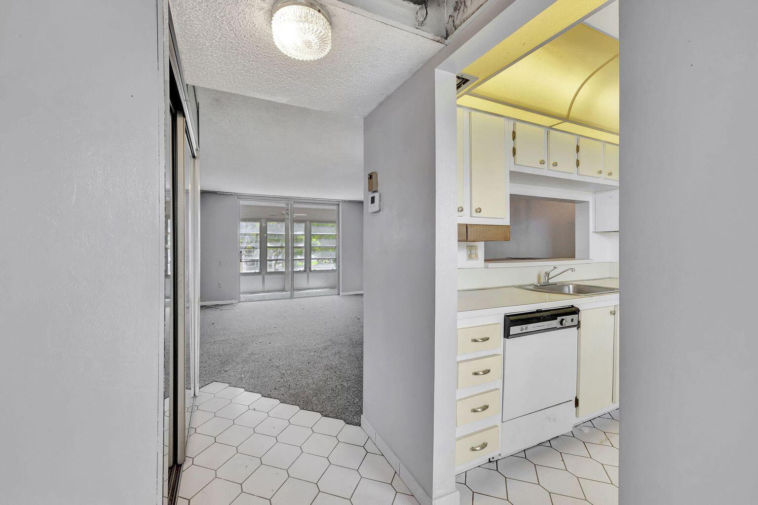LIME BAY CONDOMINIUM 8 - Residential Lease