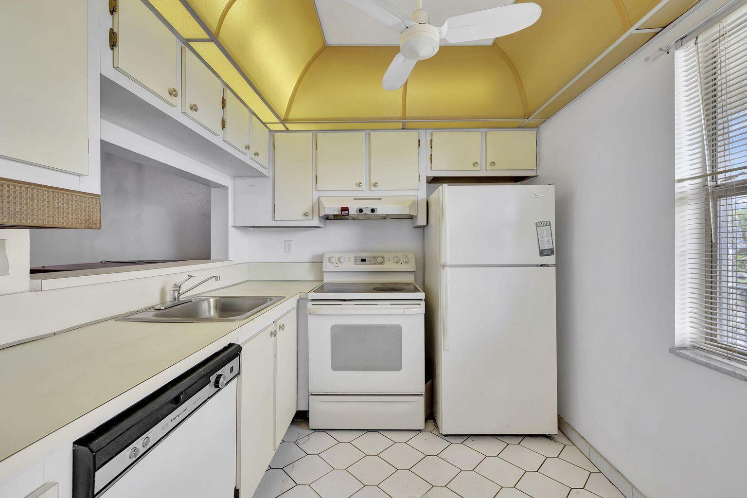 LIME BAY CONDOMINIUM 8 - Residential Lease