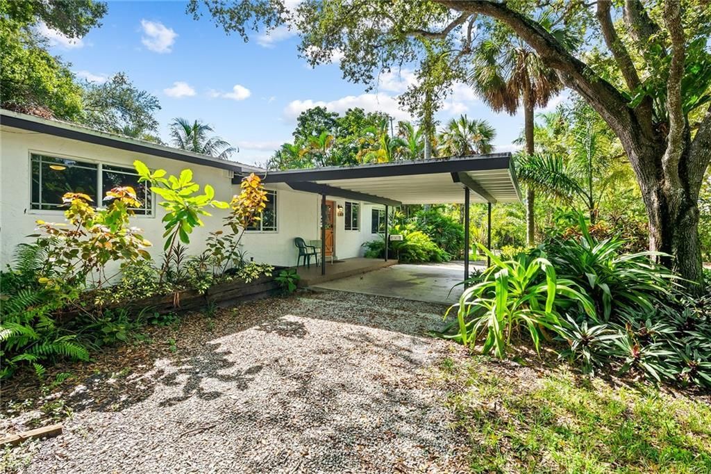 Photo of 1424 SW 18th Street, Fort Lauderdale, FL 33315 (MLS # B26010939)