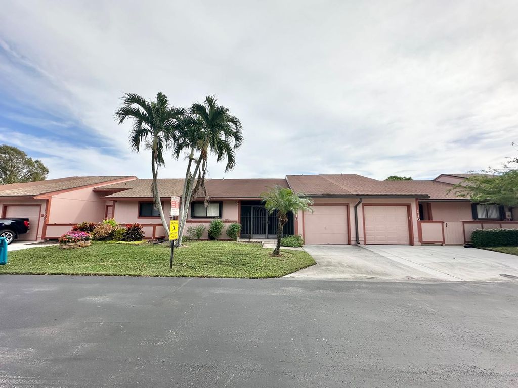 Photo of 118 Mayfair Lane, Boynton Beach, FL 33426 (MLS # R11044731)
