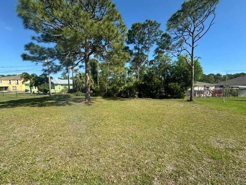 Photo of 2565 SE Dogwood Avenue, Port Saint Lucie, FL 34952 (MLS # F10447699)