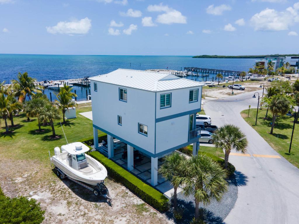 94825 Overseas Highway 204