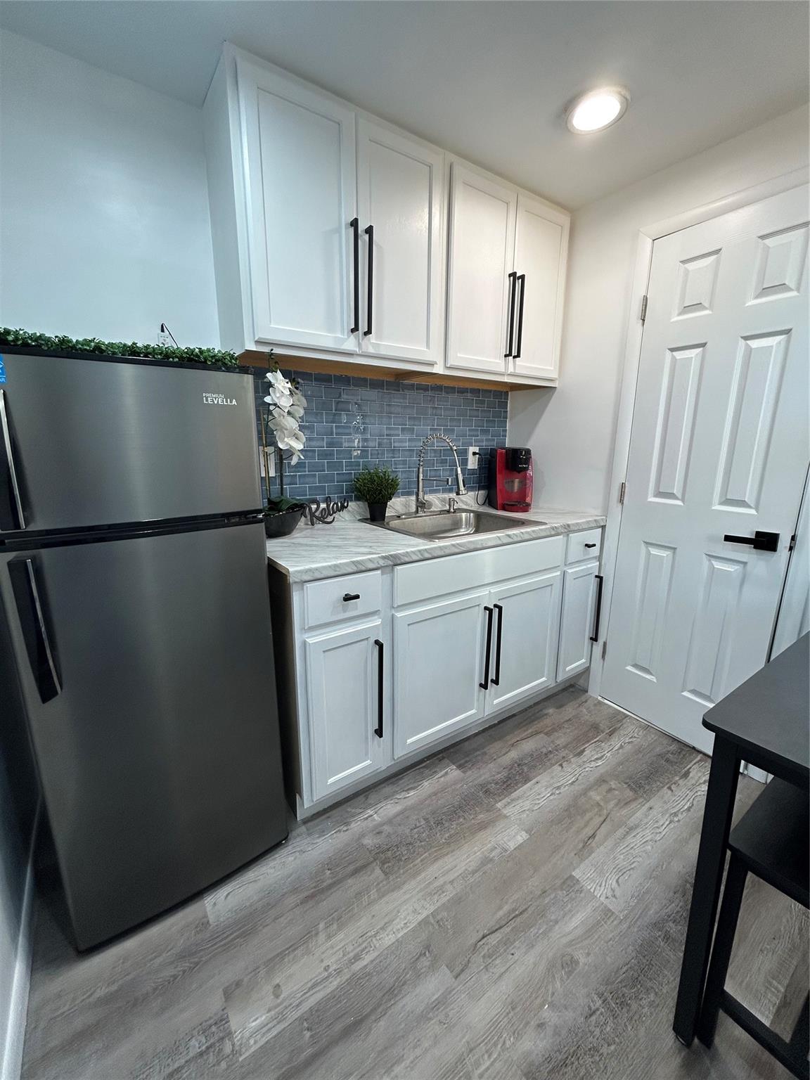 You'll love this unique and romantic escape. Brand new and cozy home with 1 bedroom and 1 bathroom. This gem has a private entrance, patio, outdoor seating, kitchen, and full closet to store all your belongings. If you want to escape from the noise and outside world, this is your place.