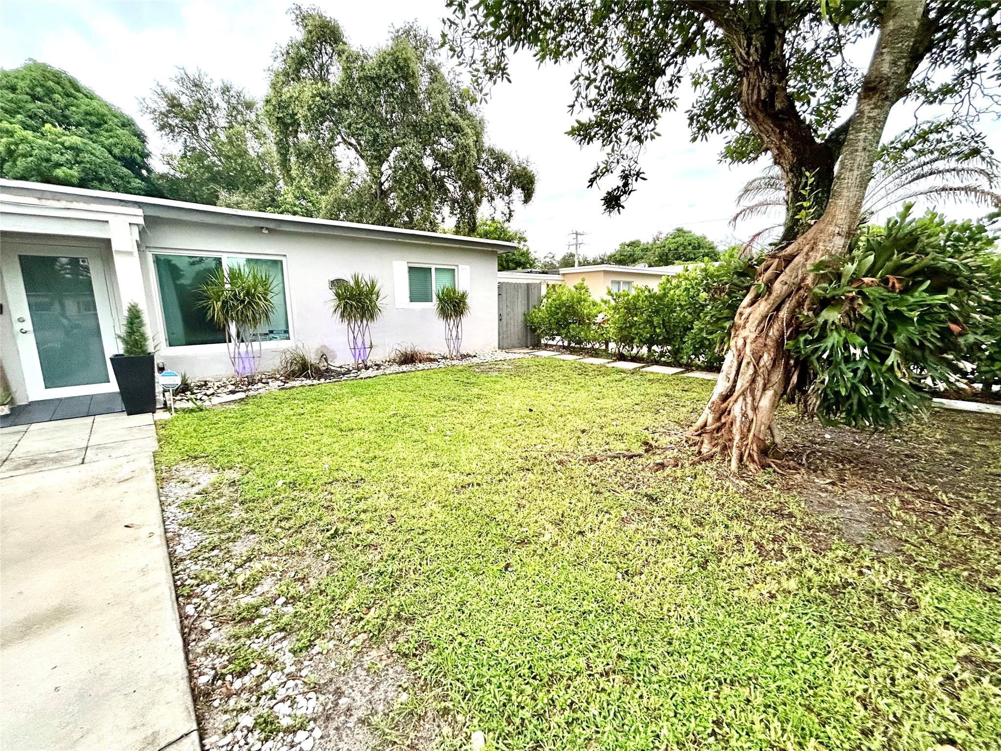 You'll love this unique and romantic escape. Brand new and cozy home with 1 bedroom and 1 bathroom. This gem has a private entrance, patio, outdoor seating, kitchen, and full closet to store all your belongings. If you want to escape from the noise and outside world, this is your place.
