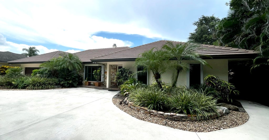 Photo of 5125 WOODLAND LAKES Drive, Palm Beach Gardens, FL 33418 (MLS # B26076536)