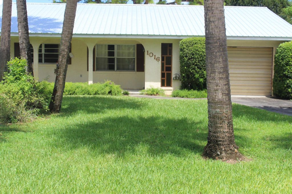 Photo of 1016 Jamaica Avenue, Fort Pierce, FL 34982 (MLS # R11079501)