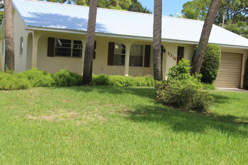 Photo of 1016 Jamaica Avenue, Fort Pierce, FL 34982 (MLS # R11079501)