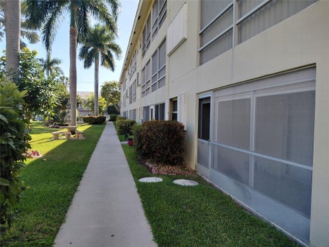 Tiny photo for 1951 NE 39th Street #127, Lighthouse Point, FL 33064 (MLS # F10549105)