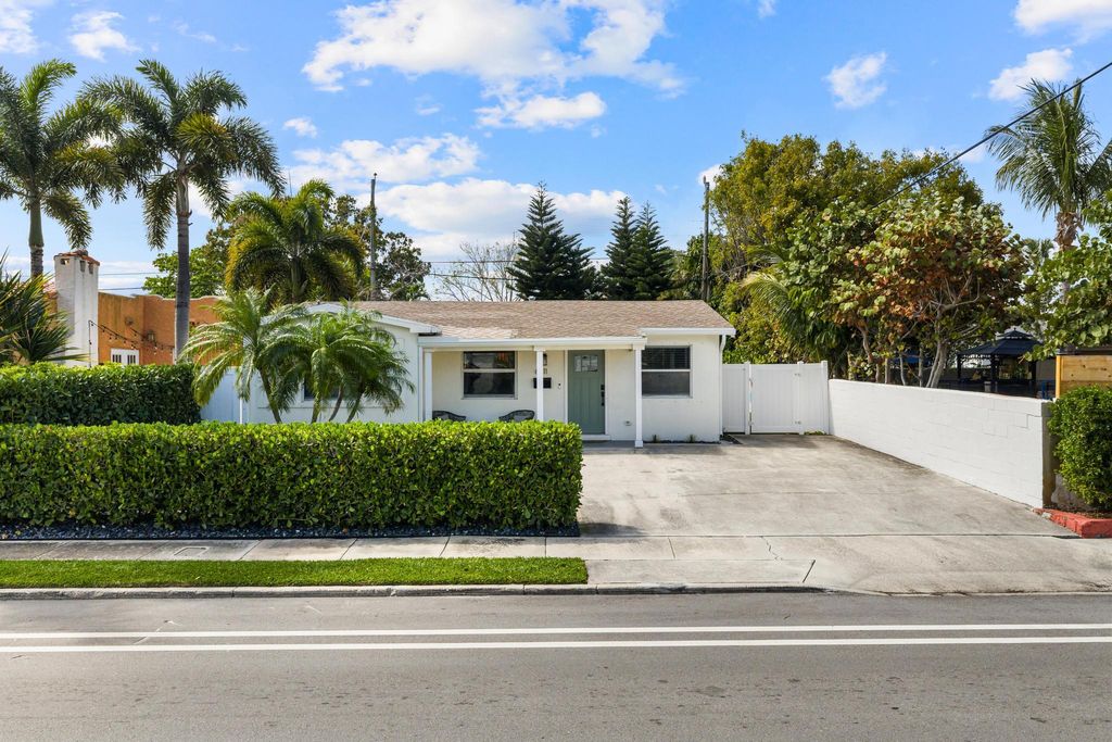 Photo of 6411 Lake Ave, West Palm Beach, FL 33405 (MLS # B26000957)