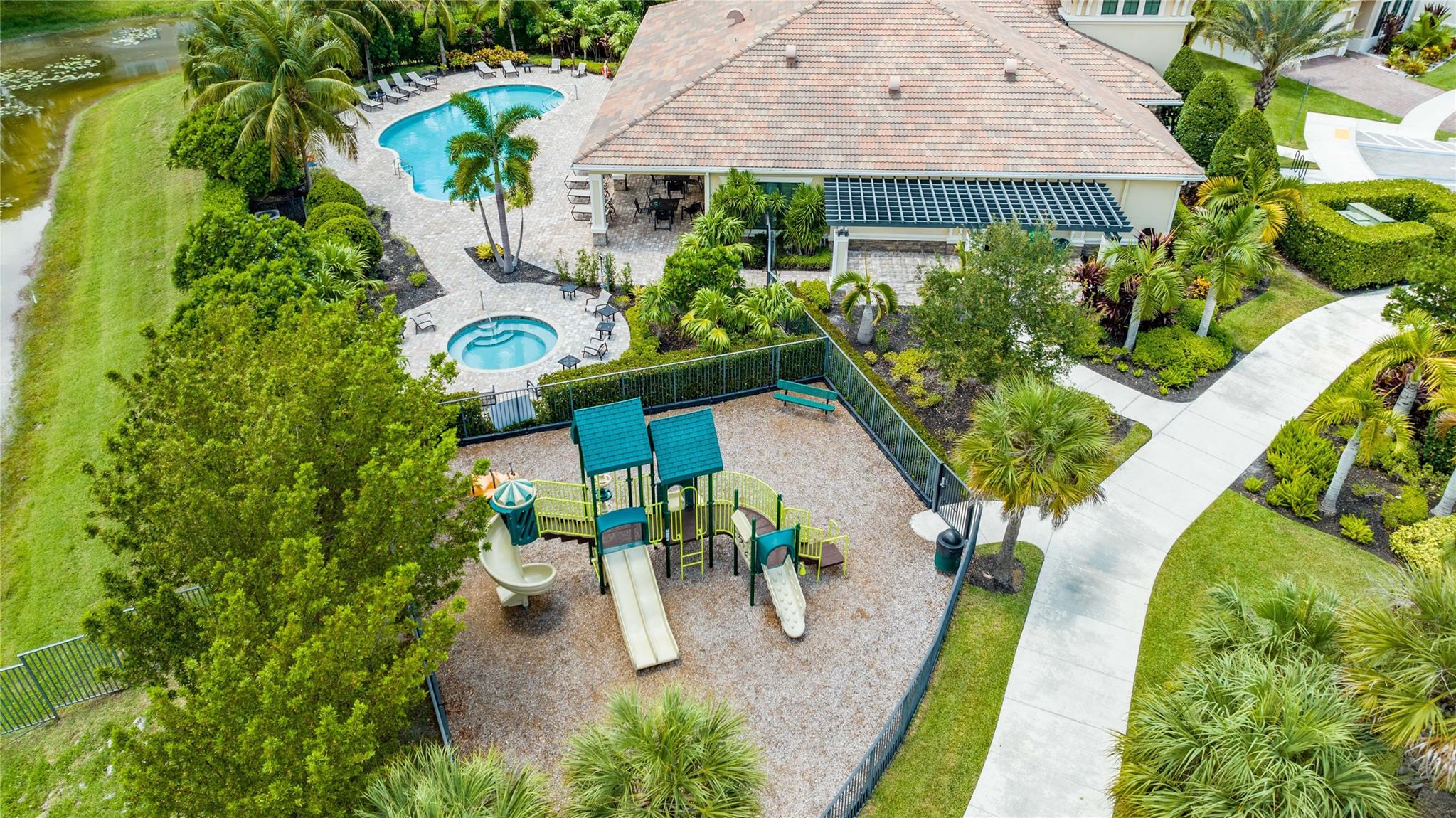 Coral Lago 182-31 B - Residential