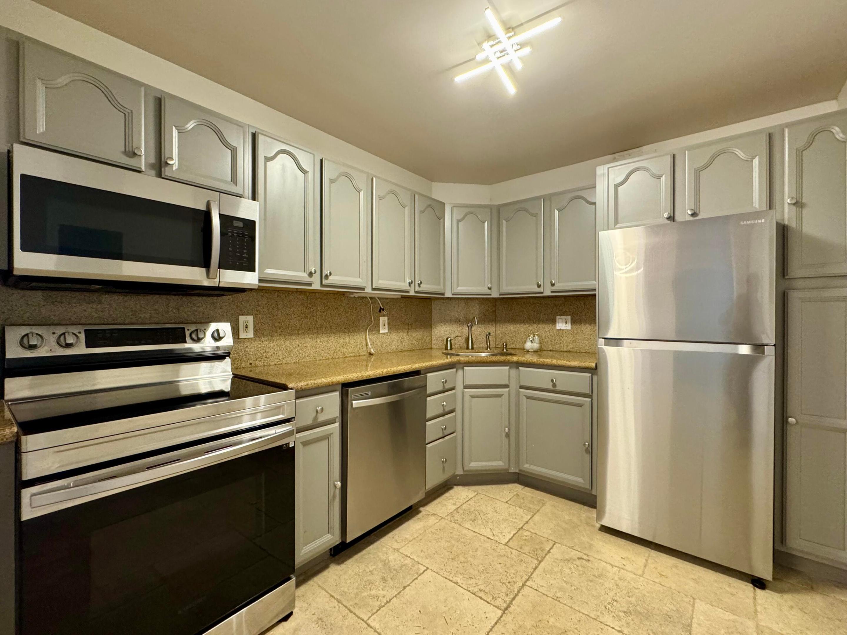 124 NE 19th Court B102