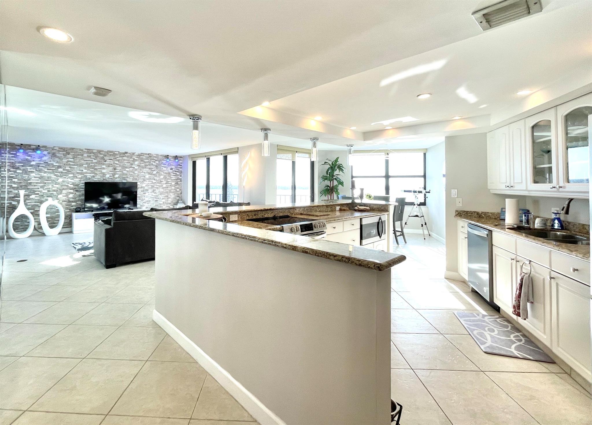 5420 N Ocean Drive 906