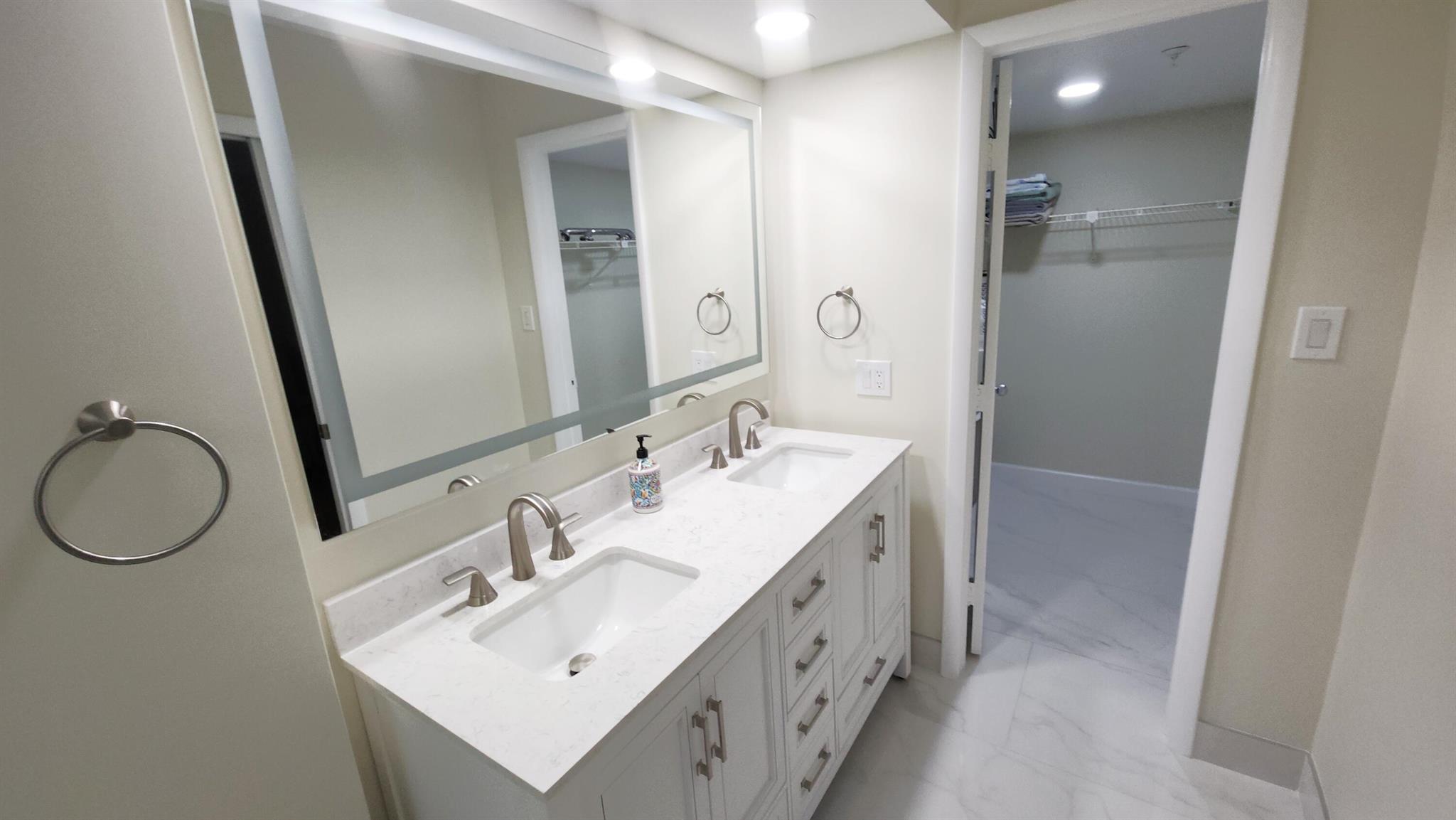 LAKESIDE CONDO - Residential Lease