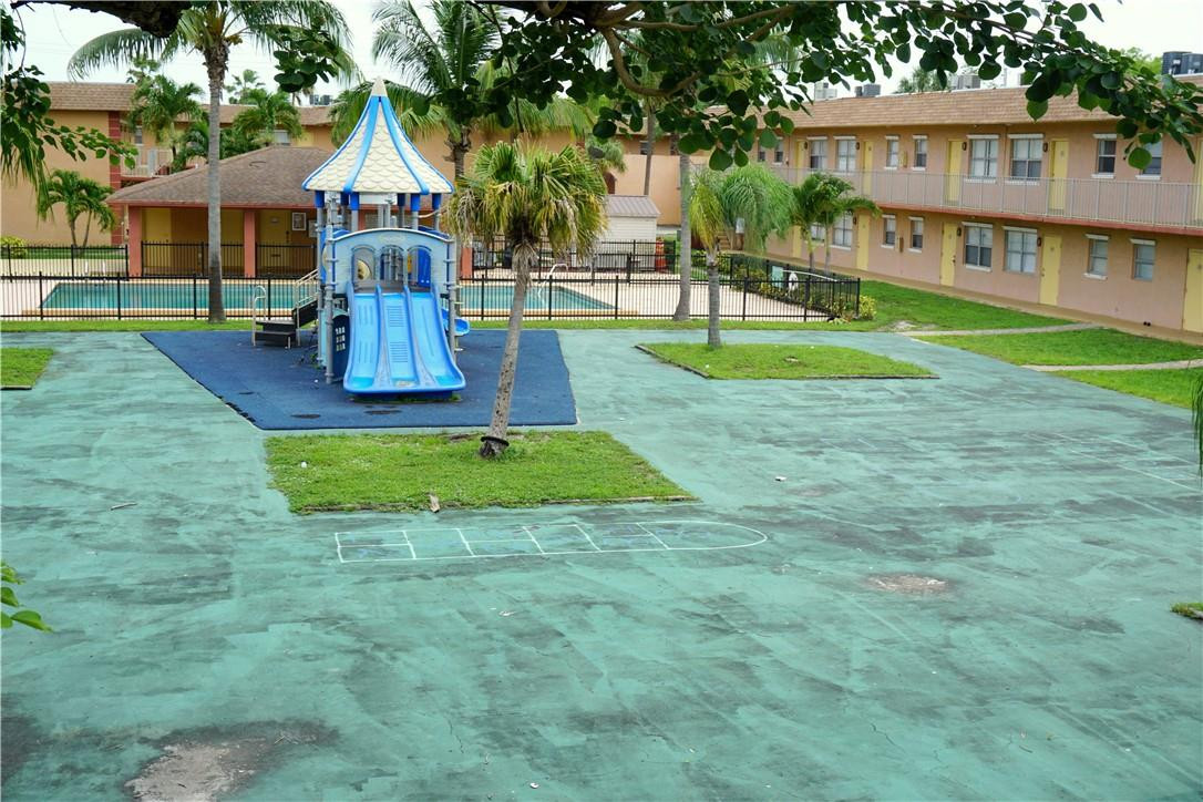 Courts at Oakland Park - Residential