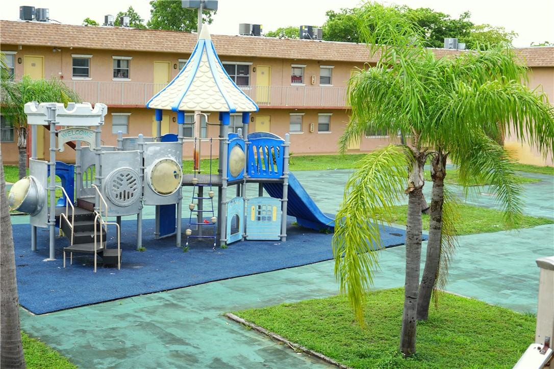 Courts at Oakland Park - Residential