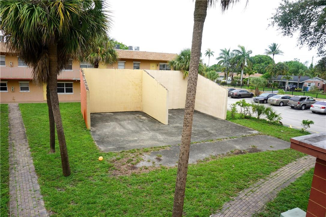 Courts at Oakland Park - Residential